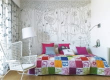 Na ścianę wybrano czarno-białą tapetę (można ją też kupić w wersji wielobarwnej). Taka okładzina nie opatrzy się zbyt szybko, będzie również pasowała do dodatków w innych kolorach. pokój dziecięcy, meble dziecięce