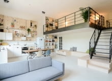 Mieszkanie w dawnej szkole. Salon z antresolą. Mieszkanie w dawnej szkole. Salon z antresolą.