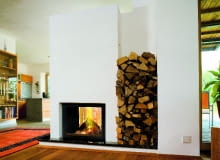 Wkład kominkowy z dwiema szybami - przednią i tylną (na przestrzał) może stanowić element ściany dzielącej duże pomieszczenie na mniejsze części Wkład kominkowy z dwiema szybami - przednią i tylną (na przestrzał) może stanowić element ściany dzielącej duże pomieszczenie na mniejsze części