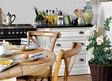 Kuchnia połączona z jadalnią - prawdziwe serce domu zaaranżowanego w stylu Hampton. Jej zabudowa jest zwykle inspirowana dziewiętnastowiecznymi meblami angielskimi. 31.05.2012 , WNETRZA , STYLE , TEMAT OLD ENGLAND , SESJA DLA : CZTERY KATY , STYLIZACJA BEATA DRZEWOSOWSKA . FOT. MICHAL MUTOR SLOWA KLUCZOWE: WNETRZA DEKORACJE