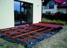 Deski na legarach to najpopularniejszy sposób wykonania nawierzchni tarasu z drewna lub kompozytów. KROK 1. Przygotowanie podłoża. Taki taras można zrobić na gruncie lub na wylewce betonowej. W rozstawie co 50 cm, układamy lub mocujemy na metalowych słupkach legary (o przekroju 5 × 10 lub 7 × 14). taras, wykończenie tarasu, deski na tarasie