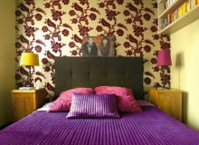 Tapeta, współczesna kopia XIX-wiecznego wzoru, narzuciła wnętrzu zarówno styl, jak i kolorystykę. Do widocznych na niej odcieniach dobrano barwy tkanin na łóżku i farby na ścianach. Na wezgłowiu stanął żartobliwy portret Ani i Jarka, wykonany tą samą techniką co dawne portrety ślubne (malowane zdjęcie). Powstał w ramach projektu 'Monidło', którego autorami byli projektantka wnętrz Izabela Skorupka, fotografka Patrycja Woy-Wojciechowska i grafik Miłosz Kaliński. Na ścianie zawisły półki na książki. Tapeta, współczesna kopia XIX-wiecznego wzoru, narzuciła wnętrzu zarówno styl, jak i kolorystykę. Do widocznych na niej odcieniach dobrano barwy tkanin na łóżku i farby na ścianach. Na wezgłowiu stanął żartobliwy portret Ani i Jarka, wykonany tą samą techniką co dawne portrety ślubne (malowane zdjęcie). Powstał w ramach projektu 'Monidło', którego autorami byli projektantka wnętrz Izabela Skorupka, fotografka Patrycja Woy-Wojciechowska i grafik Miłosz Kaliński. Na ścianie zawisły półki na książki.