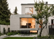 Przebudowa bliźniaka z lat 70. - nadwieszona od boku i ogrodu bryła. Proj. MFRMGR Architekci