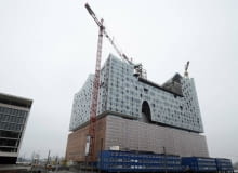 Główna sala koncertowa Elbphilharmonie ma być jedną z 10 najlepszych na świecie. Dla osiągnięcia doskonałej akustyki, zostanie ona całkowicie odizolowana od konstrukcji budynku. Za jej projekt odpowiada Yasuhisa Toyota. The construction site for the Elbphilharmonie (Philharmonic Hall), built by German construction company Hochtief, is pictured in downtown Hamburg, February 26, 2013. German builder Hochtief swung to a pretax profit in 2012 from a loss in the previous year, helped by one-time gains from asset divestments in Chile and Australia. Hochtief disclosed on Thursday a pretax profit of 546.4 million euros ($716.3 million), compared with a loss of 127 million in 2011. Its net profit reached 158.1 million euros in 2012, compared with a loss of 160 million in 2011. Picture taken February 26, 2013. REUTERS/Fabian Bimmer (GERMANY - Tags: BUSINESS CONSTRUCTION)