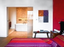 Pomieszczenia są przedzielone dwuczęściowymi drzwiami z mlecznego szkła, przesuwającymi się po szynie schowanej w szczelinie nad wejściem; otwierając, wsuwają się w ścianę.