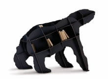 <B>Wydawać by się mogło, że regał na książki to mebel klasyczny - nic tylko półki, półki, półki. Tymczasem niektóre modele mają tak oryginalne kształty, że same w sobie stanowią niecodzienną dekorację. A co dopiero, gdy wypełnimy je książkami?</B> <BR >REGAŁ Joe Junior, laminowana płyta, 180 x 60 cm, wys. 95 cm, 4999 zł, Zoom