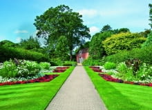 Rabaty z begoniami i kannami nawiązują do angielskich ogrodów wiejskich.