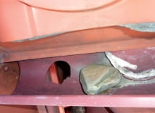 Jeśli rury spustowe i haki mocujące są w dobrym stanie, można wymienić tylko dziurawe rynny ? nowe powinny pochodzić z tego samego systemu rynny, wymiana rynny, remont orynnowania, remont rynien