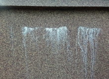 Cokół budynku jest podwójnie narażony na pojawienie się wysoleń. Działa na niego para wodna migrująca poprzez przegrodę na zewnątrz i woda opadowa odbijająca się od ziemi w czasie deszczu. Cokół budynku jest podwójnie narażony na pojawienie się wysoleń. Działa na niego para wodna migrująca poprzez przegrodę na zewnątrz i woda opadowa odbijająca się od ziemi w czasie deszczu.