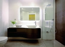 Przedmioty podświetlone kolorowym światłem LED wyglądają bardzo dekoracyjnie. W sprzedaży są lustra z wbudowanymi diodami (cena od 50 zł), można te kupić taśmy LED (od 20 zł) i oświetlić nimi dowolną część łazienki