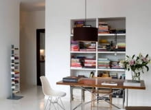 Salon. Przeznaczona na książki wnęka w ścianie została podzielona na dziesięć równych modułów. Taki symetryczny podział daje wrażenie większego ładu. Wnęka jest na tyle głęboka, że na każdej półce książki można układać w dwóch rzędach. wnętrze, meble, pokój, aranżacja, biblioteka, salon