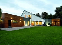 Właściciele domu szukali działki, która zapewniałaby intymność, a jednocześnie, by nie znajdowała się zbyt daleko od miasta dom miesiąca