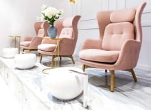 Podest wyłożono marmurem. Fotele są zrobione na zamówienie, misy marki Marmorin.