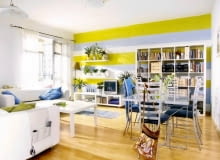 W pasy. W prostokątnym pokoju dziennym jedną z węższych ścian pomalowano w szerokie poziome pasy w trzech kolorach. Ten prosty zabieg pozwolił optycznie poszerzyć pomieszczenie. UWAGA PONOWNA PUBLIKACJA ZA ZGODA WLASCICIELI