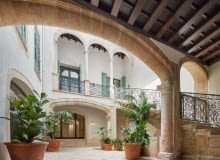 Can Santacilia stanowiła dla firmy OHLAB wyzwanie projektowe. Architekci skrupulatnie pracowali nad przywróceniem i podkreśleniem elementów historycznych w wielowarstwowym dziele. Na zdjęciu: dziedziniec. Can Santacilia stanowiła dla firmy OHLAB wyzwanie projektowe. Architekci skrupulatnie pracowali nad przywróceniem i podkreśleniem elementów historycznych w wielowarstwowym dziele. Na zdjęciu: dziedziniec.