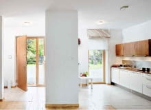 Masywny słup, zwykle zastępuje ścianę UWAGA ! PONOWNA PUBLIKACJA WYLACZNIE ZA ZGODA WLASCICIELI DOM JEDNORODZINNY , NIEPODPIWNICZONY , WNETRZA , KUCHNIA FOT. BARTOSZ MAKOWSKI PUBLIKACJA LADNY DOM NR 1 (147) - 1 2011