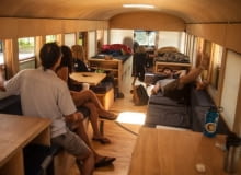 Dom w autobusie - 21 m2; proj. Hank Butitta dom w autobusie, dziwne miejsca, mieszkanie w autobusie,