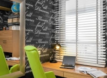 <B>Dla Pani Kasi, która pracuje w domu przy biurku ustawionym pod oknem, przy wyborze dekoracji okiennej bardzo ważna była możliwość swobodnego regulowania dopływu światła do gabinetu. Te oczekiwania najlepiej spełniały drewniane żaluzje.</B> <BR />Żaluzje zrobiono na wymiar z szerokich listewek z rozbielonego drewna. Jej prosta forma nie konkuruje z wyrazistą tapetą w graficzny wzór, którą oklejono ściany gabinetu. <B>Dla Pani Kasi, która pracuje w domu przy biurku ustawionym pod oknem, przy wyborze dekoracji okiennej bardzo ważna była możliwość swobodnego regulowania dopływu światła do gabinetu. Te oczekiwania najlepiej spełniały drewniane żaluzje.</B> <BR />Żaluzje zrobiono na wymiar z szerokich listewek z rozbielonego drewna. Jej prosta forma nie konkuruje z wyrazistą tapetą w graficzny wzór, którą oklejono ściany gabinetu.