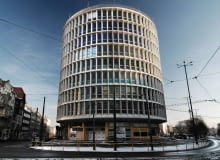 Pierwotnie budynek miał mieć 10 pięter wysokości, jednak po rozpoczęciu robót budowlanych okazało się, że niepewne podłoże i ciek wodny nie pozwalają na taki rozmach inwestycji. Ostatecznie obiekt ma 9 pięter z czego to ostatnie dobudowano w latach siedemdziesiątych. Okrąglak w Poznaniu, proj. Marek Leykam
