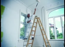 Zatrudnienie ekipy malarskiej warto rozważyć nawet przy prostym odnawianiu, jeśli dotyczy to budynku o sporym metrażu. Sami możemy nie sprostać wyzwaniu, które wymaga i czasu, i sił. malowanie ścian