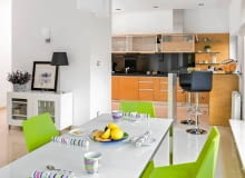 <B>Ledwo przyniosłam kilka rzeczy i zaplanowałam parapetówkę, gdy okazało się, że muszę lecieć do USA. Zamiast wprowadzić się do wymarzonego domu, zaczęłam szukać najemców - wspomina Adrianna. Montse i Josep, zauroczeniu przestronnymi, przesyconymi światłem wnętrzami, nie wahali się ani chwili. Szybko je gustownie urządzili i pokochali tak jak ja.</B> <BR />Niemal cały parter domu to otwarta przestrzeń dzienna. Kuchnię przesłania wąska ścianka, za&#8200;którą&#8200;&#8200;ukryto sprzęt AGD. Zabudowa w kształcie litery L, z&#8200;frontami fornirowanymi drewnem czereśni, zapewnia wygodne miejsce do pracy i&#8200;dużo pojemnych schowków. Przy barku na końcu ciągu roboczego domownicy najczęściej jadają śniadanie.