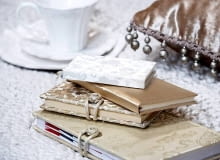 Dekoracje. Dyskretne, perłowo mieniące się barwy i klasyczne formy - oto niezawodny przepis na eleganckie wnętrze. Stary, ale wciąż aktualny. 19.11.2008