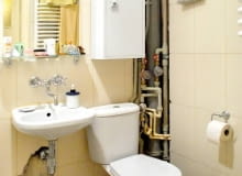 PRZED ZMIANĄ Wymiana rur spowodowała prawdziwe spustoszenie. Zwykle powstałe wtedy dziury zasłania się płytą gipsowo-kartonową i przykleja brakujące kafelki. Tutaj, z braku zapasowych płytek, takie rozwiązanie nie wchodziło w grę.