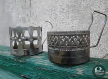 W czasach PRL herbatę i kawę piło się w prostych szklankach. Genialnym wynalazkiem były "koszyczki" dzięki którym obywatel delektujący się gorącym napojem, nie miał poparzonych palców. Do wyboru były koszyczki metalowe, plastikowe lub z wikliny. design z PRL, stół w PRL, polski design