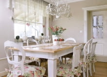 W jadalni króluje masywny dębowy stół wyszukany w internecie. Blat po rozłożeniu staje się dwa razy większy - może przy nim usiąść aż szesnaście osób. Krzesła są różne; aby ujednolicić ich wygląd, pomalowano je na taki sam kolor, a siedziska przykryto identycznymi pokrowcami (renowację wykonała firma Art Antyk). OLYMPUS DIGITAL CAMERA