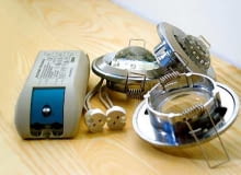 Materiały: oprawy halogenowe (44 zł/szt.), żarówki halogenowe 35 W (od 4,50 do 16,40 zł/szt.), elastyczny przewód dwużyłowy (1,70 zł/m.b.), kostki połączeniowe (2,49 zł/12 szt.), transformator 150 W (od 70 do 109 zł). Potrzebne są też: wiertarka, wiertła piłkowe (inaczej koronowe lub otwornice), próbnik napięcia, miarka, szczypce uniwersalne (do ściągania izolacji z przewodów) INSTALOWANIE OSWIETLENIA HALOGENOWEGO W SUFICIE PODWIESZANYM