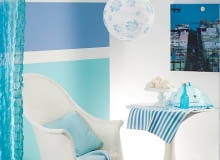 Materiały. Szkło, ceramika oraz imitujące je tworzywa sztuczne. Tkaniny gładkie, z połyskiem lub z wrabianymi fakturowymi wzorami. 19.03.2008 WARSZAWA SESJA WNETRZE KOLOR WZOR NZ POKOJ MEBLE STYLIZACJA JOANNA PLACHECKA DLA CZASOPISMA CZTERY KATY FOT. ARKADIUSZ SCICHOCKI / AGENCJA GAZETA PUBLIKACJA CZTERY KATY NR 6 (200) - 6 2008