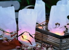 Lampiony. Papierowe torebki pełne światła - a w nich tea lighty w szklanych osłonkach. Lampiony. Papierowe torebki pełne światła - a w nich tea lighty w szklanych osłonkach.