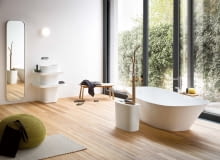 Pokój z wanną. Drewniana podłoga jest jednym z najbardziej popularnych oraz sprawdzonych sposobów, by ze zwykłej łazienki zrobić modny salon kąpielowy. www.rexadesign.it