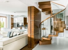 Eleganckie schody gotowe. Drewno Eleganckie schody gotowe. Drewno