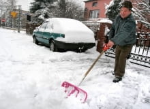 Lekka plastikowa szufla to podstawowy oręż do walki ze śniegiem 24.01.2007 BEDZIN STANISLAW BANAK ODSNIEZA CHODNIK PRZED SWOJA POSESJA ZIMA SNIEG ODSNIEZANIE FOT . MARCIN TOMALKA / AGENCJA GAZETA
