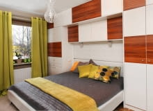 <B>Niewielka powierzchnia sypialni nie musi być przeszkodzą w jej funkcjonalnym zagospodarowaniu. Nawet w bardzo małym pomieszczeniu można bowiem znaleźć miejsce na pojemne, a przy tym estetyczne schowki. Wystarczy spojrzeć na wnętrza, które prezentujemy na kolejnych stronach.</B> <BR />SCHOWKI NA ZAPAS. Mieszkamy tutaj prawie rok i nie udało się nam jeszcze zapełnić nawet połowy półek i wieszaków, mówi pani domu. Nic dziwnego, bo schowki, zajmujące niemal dwie ściany, zapewniają dużo miejsca do przechowywania. Co więcej, tak pojemna zabudowa nie przytłacza niewielkiego wnętrza. <BR />Zabudowa ściany wokół łóżka wygląda lekko i nie przytłacza wnętrza. Ten efekt osiągnięto dzięki zastosowaniu jasnych, połyskliwych materiałów (lakierowana na biało płyta MDF). Fronty szafek pokryte laminatem imitującym drewno pozwoliły uniknąć monotonii. <B>Niewielka powierzchnia sypialni nie musi być przeszkodzą w jej funkcjonalnym zagospodarowaniu. Nawet w bardzo małym pomieszczeniu można bowiem znaleźć miejsce na pojemne, a przy tym estetyczne schowki. Wystarczy spojrzeć na wnętrza, które prezentujemy na kolejnych stronach.</B> <BR />SCHOWKI NA ZAPAS. Mieszkamy tutaj prawie rok i nie udało się nam jeszcze zapełnić nawet połowy półek i wieszaków, mówi pani domu. Nic dziwnego, bo schowki, zajmujące niemal dwie ściany, zapewniają dużo miejsca do przechowywania. Co więcej, tak pojemna zabudowa nie przytłacza niewielkiego wnętrza. <BR />Zabudowa ściany wokół łóżka wygląda lekko i nie przytłacza wnętrza. Ten efekt osiągnięto dzięki zastosowaniu jasnych, połyskliwych materiałów (lakierowana na biało płyta MDF). Fronty szafek pokryte laminatem imitującym drewno pozwoliły uniknąć monotonii.