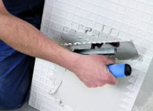 Zaprawa klejąca powinna być nałożona na spód płytki i na podkład przyklejanie płytek, montaż płytek