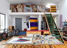 Antresola to składzik i "salon odrzuconych", a właściwie stanów pośrednich wiodących do celu. Artysta dużo maluje i odrzuca zanim powstanie dobry obraz. Na antresolę wiodą schody własnego pomysłu z przemysłowego materiału - mieszanki szkła i plastiku. Jacek miał pokusę, by każdy stopień był innego koloru. Antresola to składzik i "salon odrzuconych", a właściwie stanów pośrednich wiodących do celu. Artysta dużo maluje i odrzuca zanim powstanie dobry obraz. Na antresolę wiodą schody własnego pomysłu z przemysłowego materiału - mieszanki szkła i plastiku. Jacek miał pokusę, by każdy stopień był innego koloru.