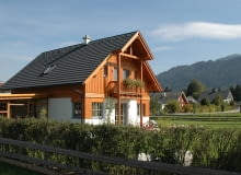 Dom dopasowany do otoczenia wysokością, proporcjami, podobnym spadkiem dachu, wykończeniem elewacji, sprawia, że dobrze czują się w nim mieszkańcy, ale także sąsiedzi i przechodnie dom jednorodzinny, dom drewniany, dom prefabrykowany