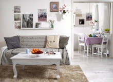 <B>Początkowo dzień 40. urodzin Marty zapowiadał się zwyczajnie: praca, obiad, kino. Ale wieczorem czekał na nią niezwykły prezent - odmieniony nie do poznania wystrój mieszkania. Ten szczodry dar przygotowali przyjaciele podczas dwunastu godzin jej nieobecności.</B> <BR />PO ZMIANIE. Kanapa wbrew pozorom nie została zmieniona. Przykryto ją tylko efektowną pikowaną narzu-tą i dobranymi do niej poduszkami. Tkaniny dekoracyjne, z dywanem włącznie, oraz pozostałe ozdoby przyjaciele po konsultacji ze stylistką gromadzili od kilku tygodni. Stolik kawowy, kupiony na targu staroci, został przemalowany na biało metodą przecierek, tak by pasował do nowej koncepcji wystroju - wnętrza w stylu shabby chic. To dzieło Magdaleny, która przygotowała projekt zmian i zaplanowała co do minuty prace aranżacyjne.