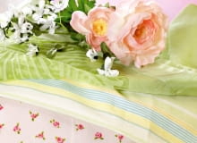 Zgrana paczka pasteli. Z jasnymi, rozbielonymi odcieniami różu, żółci, błękitu i zieleni można poszaleć jak z żadną inną paletą barw. Tu nie ma ograniczeń, bo wszystkie pastele znakomicie do siebie pasują. Nawet gdy będzie ich wiele, nie powstanie kolorystyczny chaos. Sztuczne kwiaty - 15,99 zł/bukiet, IKEA; woal (zielony)- 48 zł/m, Eurofirany; bieżnik (w paski) - 19,90 zł, Decorador; poduszka (w różyczki) - 16,99 zł, IKEA. 26.01.2011 , KOLOR I WZOR PASTELE , STYLIZACJA JOANNA PLACHECKA , CZTERY KATY FOT. AGATA JAKUBOWSKA / AGENCJA GAZETA