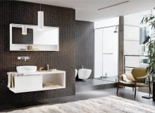 Meble łazienkowe zwracają uwagę prostymi formami i wyjątkową funkcjonalnością: szafki wysuwające się jak cargo, płytkie szuflady wewnętrzne (idealne do przechowywania mniejszych akcesoriów i kosmetyków), wygodne półki pod lustrem lub po bokach obudowy, rozmaite relingi. W projektach króluje biel. Modne są również najróżniejsze odcienie beżu oraz (rzadziej) czerń. Ta 'monotonia' kolorystyczna sprzyja przejrzystej aranżacji wnętrza. <BR > Meble łazienkowe. OVUM by Antonio Citterio, szafka podumywalkowa z płyty wilgocioodpornej, 127 x 39,9 cm, wys. 57 cm Sanitec Koło, 2726 zł; szafka z lustrem, 120 x 13,5 cm, wys. 60 cm, Sanitec Koło, 1781 zł