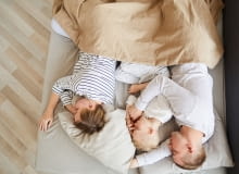 rodzina lezaca na wygodnym materacu rodzina lezaca na wygodnym materacu