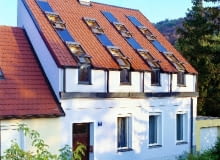 Kolektor zainstalowany nad oknem wyposażonym w roletę zewnętrzną. By było to możliwe, standardowy kołnierz trzeba zastąpić specjalnym, szerszym Kolektor zainstalowany nad oknem wyposażonym w roletę zewnętrzną. By było to możliwe, standardowy kołnierz trzeba zastąpić specjalnym, szerszym