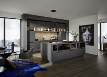 Modne kolory w aranżacji kuchni to m.in. ciemne odcienie szarości często łączone z drewnem.