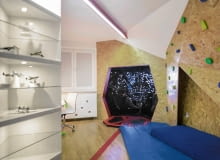 PO ZMIANIE. Linię podziału między strefami o różnym przeznaczeniu wyznacza długa lampa LED (zrobili ją samodzielnie rodzice chłopców) i naklejony na podłogę pas z tworzywa sztucznego. Pas ten prowadzi do kabiny Sokoła Millenium wchodzącego w nadprzestrzeń (a mówiąc bardziej przyziemnie - do wnęki oklejonej fototapetą). pokój dziecięcy, meble dziecięce, metamorfoza pokoju dziecięcego