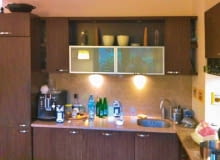 <B>Połączona z salonem kuchnia nie była już modna. Co gorsza, nie odpowiadała też potrzebom czteroosobowej rodziny. Remont okazał się kosztowny, ale gospodarze nie żałują wydanych pieniędzy. Zyskali bowiem wnętrze nowoczesne, przestronne i wygodne.</B> PRZED ZMIANĄ. Zabudowa kuchenna miała poważne wady. Brakowało w niej wystarczającej liczby schowków, za krótkie też były blaty robocze.