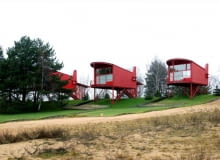 Czerwone Domki dla gości w ośrodku wypoczynkowym Pirogowo pod Moskwą projektu rosyjskiego architekta Totana Kuzembajewa. Czy to powrót w nowej formie radzieckiego konstruktywizmu? rosja, pawilon, kolor, dom