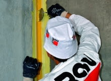 Dobra hydroizolacja podłoży w pomieszczeniach wilgotnych (w połączeniu ze skuteczną wentylacją) chroni przed ich zagrzybieniem płytki ścienne