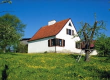 Solidna opaska betonowa wykonana wokół tego domu spowodowała zawilgocenie suchych do tej pory ścian parteru - po prostu ściany fundamentowe przestały oddychać od strony stale zawilgoconego gruntu. DOM JEDNORODZINNY - ZAWILGOCENIE SCIAN FOT. WIESLAW RUDOLF PUBLIKACJA LADNY DOM NR 5 (67) - 5.2004